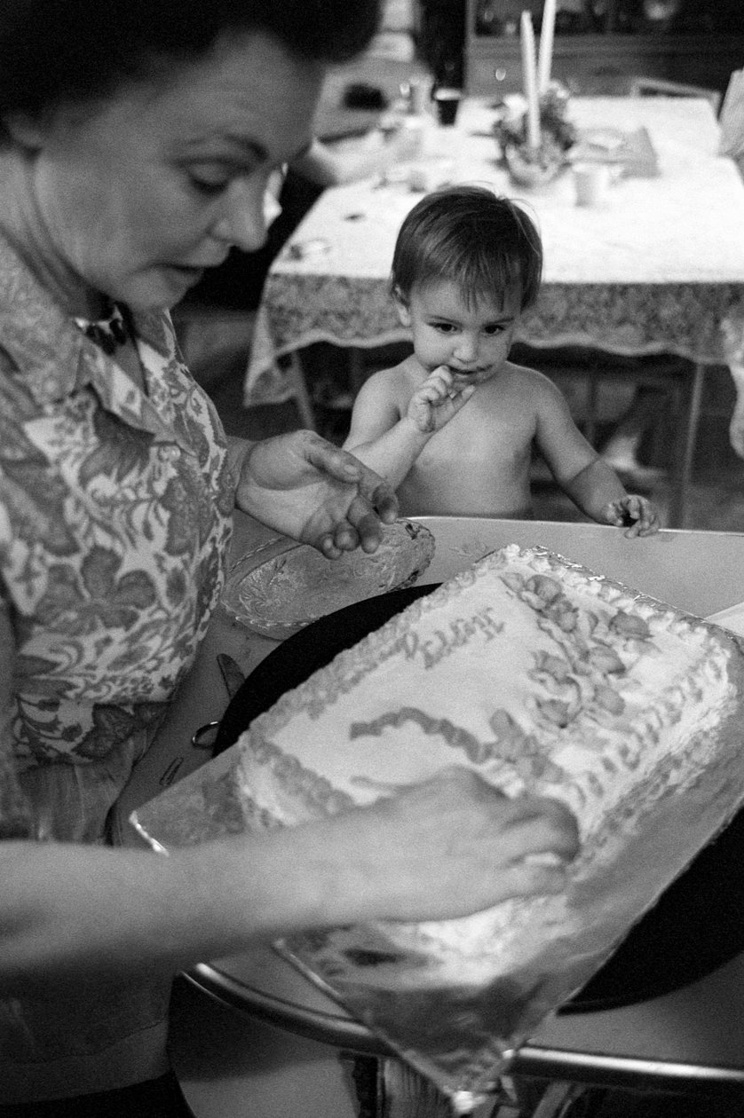 Mildred Cooperová, řidička kamionu, zdobí narozeninový dort pro jedno ze svých vnoučat. od Ted Spiegel