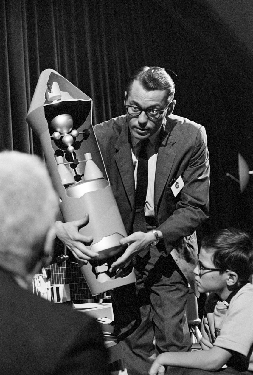 Inženýr NASA vysvětluje a ukazuje vnitřní mechanismus rakety na světové výstavě v Seattlu od Ted Spiegel