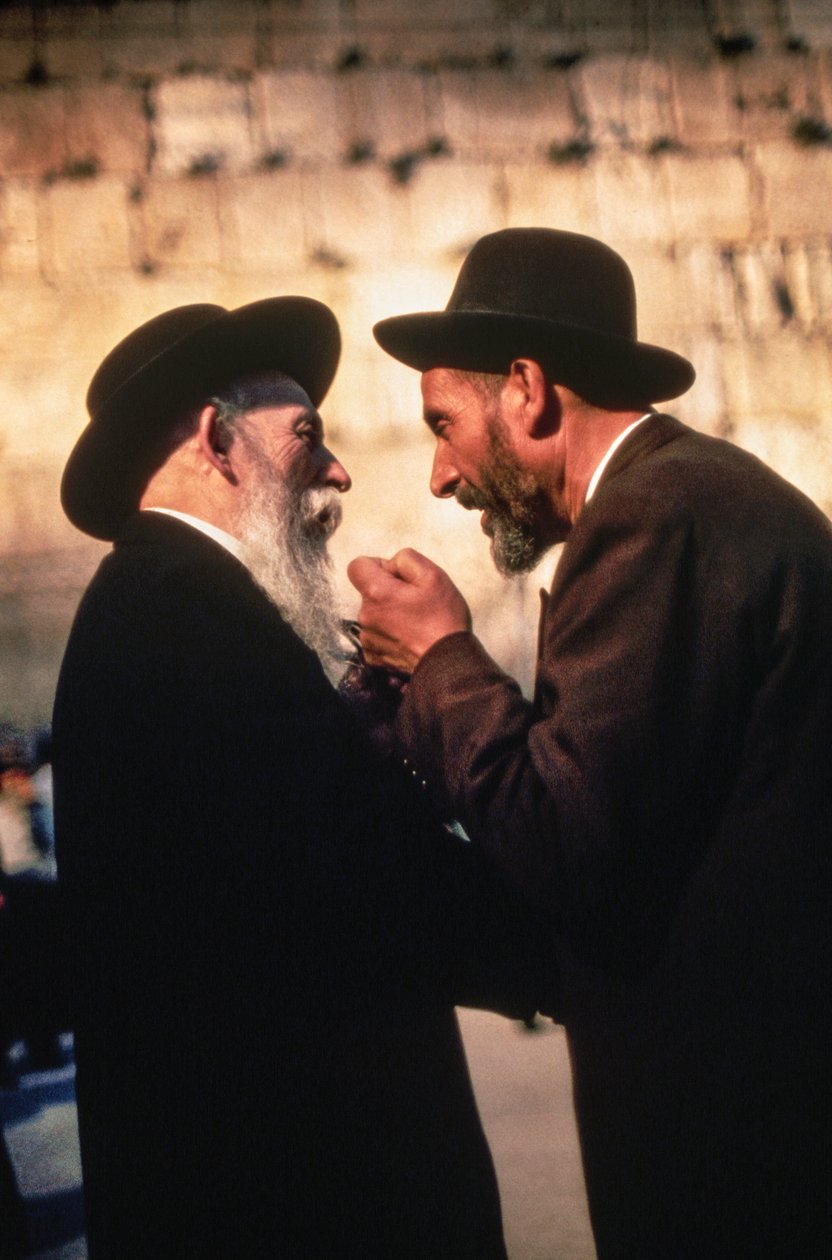 Ortodoxní židovští chasidé diskutují o jemných právních otázkách u Západní zdi alias Zdi nářků... od Ted Spiegel
