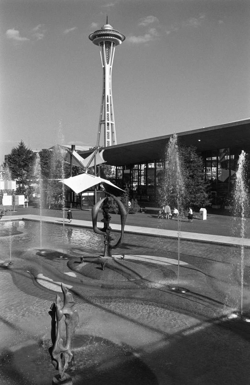 Bazén, fontána, socha a Space Needle na Světové výstavě v Seattlu od Ted Spiegel
