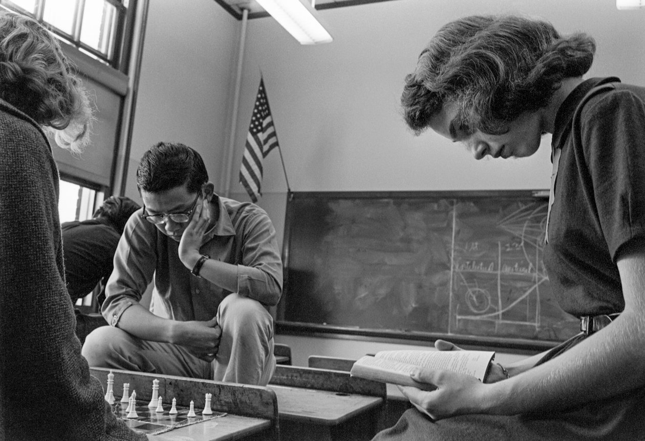 Studenti hrají šachy Jand reading at ames A. Garfield High School, a urban publi... od Ted Spiegel