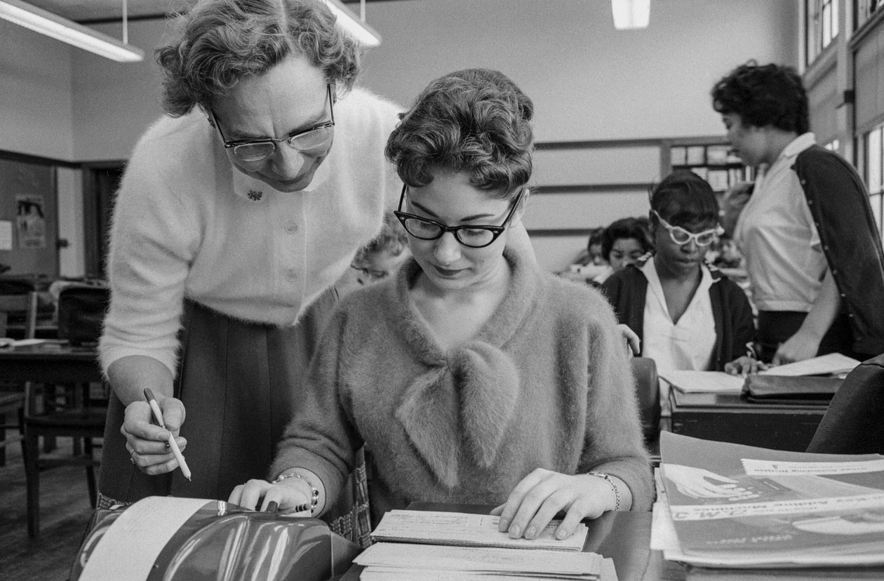 Učitel a studentka v hodině účetnictví na střední škole Jamese A. Garfielda,... od Ted Spiegel