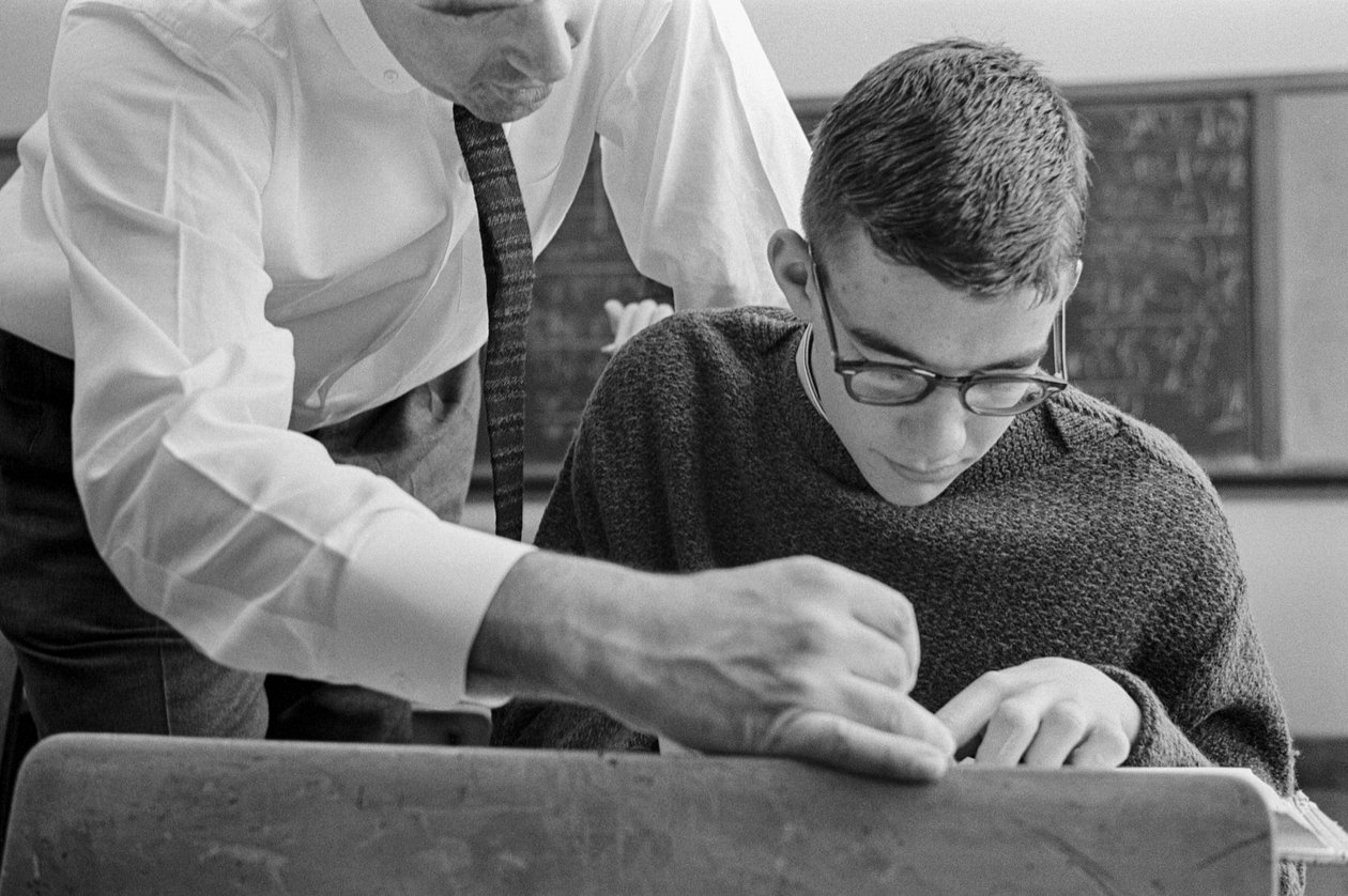 Učitel pomáhá studentovi s textem na střední škole Jamese A. Garfielda, městské veřejné... od Ted Spiegel