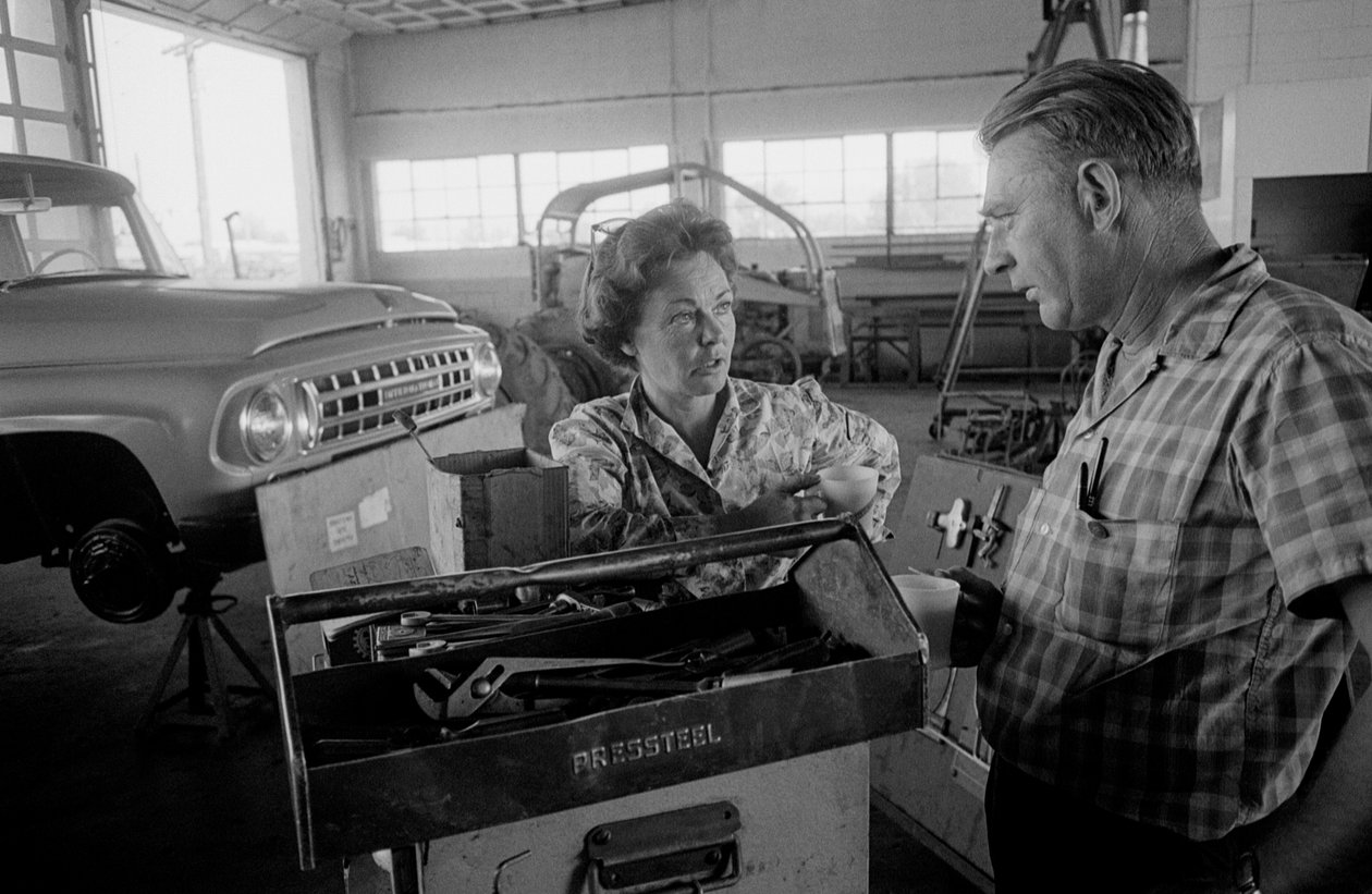 Řidička kamionu Mildred Cooperová si v garáži povídá s mechanikem od Ted Spiegel