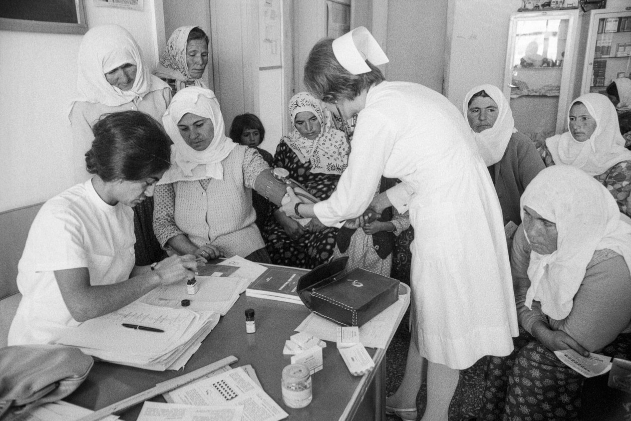 Turecké ženy navštěvující kliniku jsou vyšetřovány zdravotnickými pracovníky. od Ted Spiegel