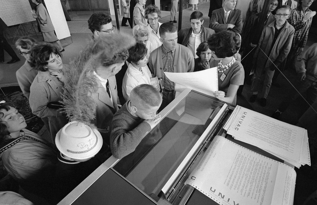 Návštěvníci Světové výstavy v Seattlu v roce 1962 si prohlížejí expozici raného mainframe počítače UNIVAC. od Ted Spiegel