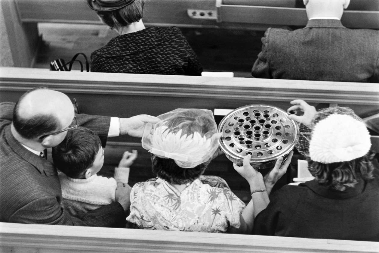 Víno se podává při přijímání během nedělní bohoslužby v First Congregational Chu... od Ted Spiegel