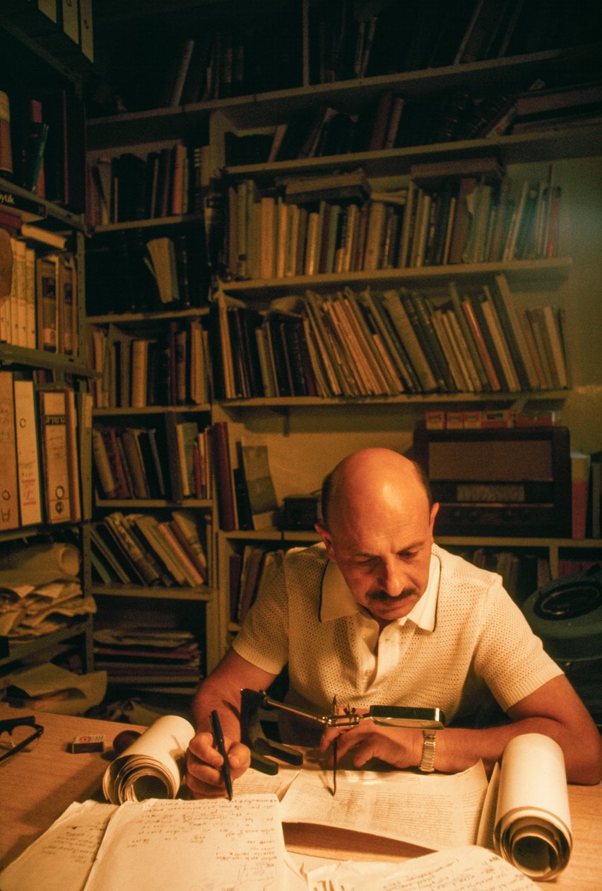 Izraelský archeolog, voják a politik Yigael Yadin zkoumá kopii chrámu... od Ted Spiegel
