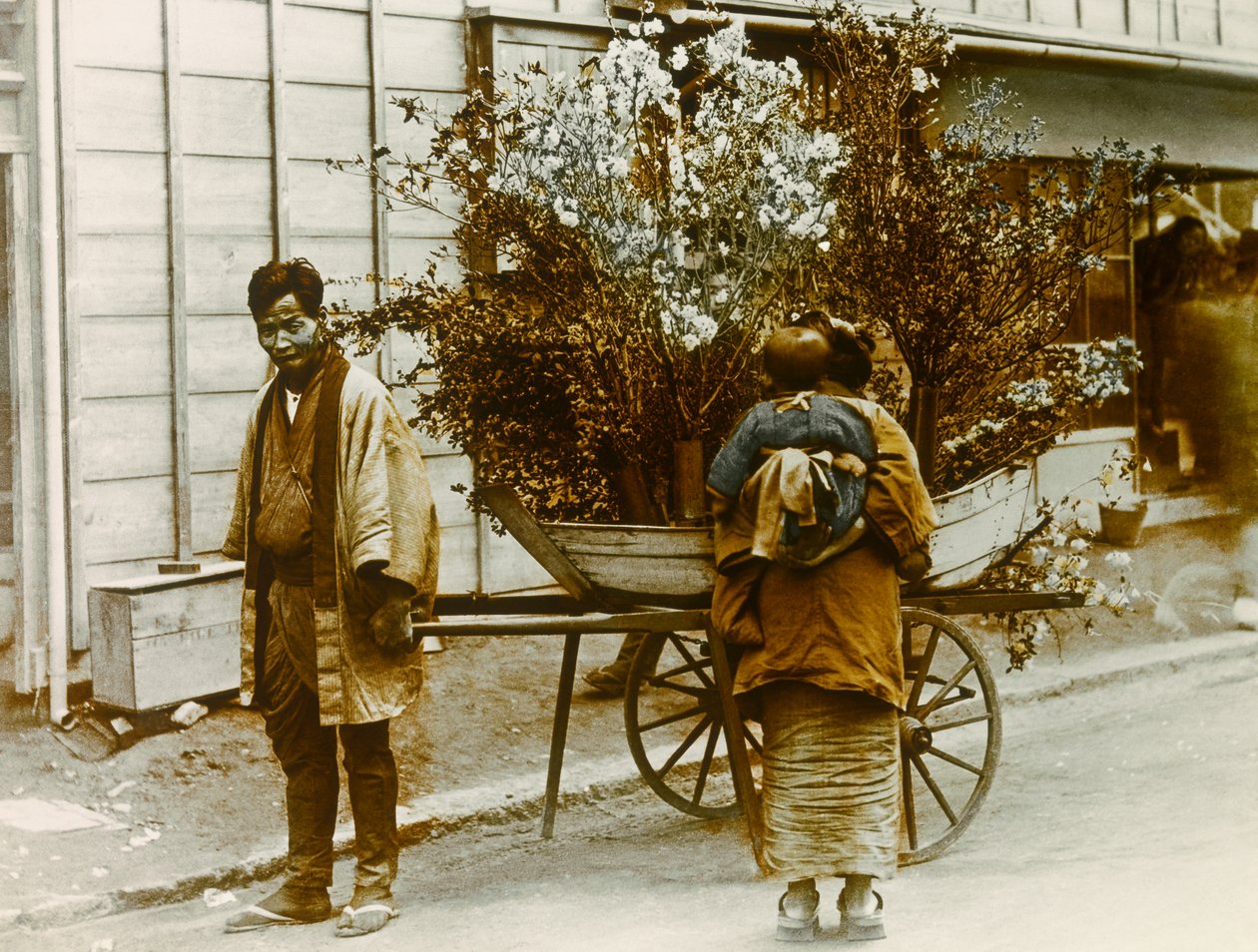 Potulný prodavač květin v ulicích Tokia, asi 1900 - 1915 (fotografie) od Teijiro Takagi