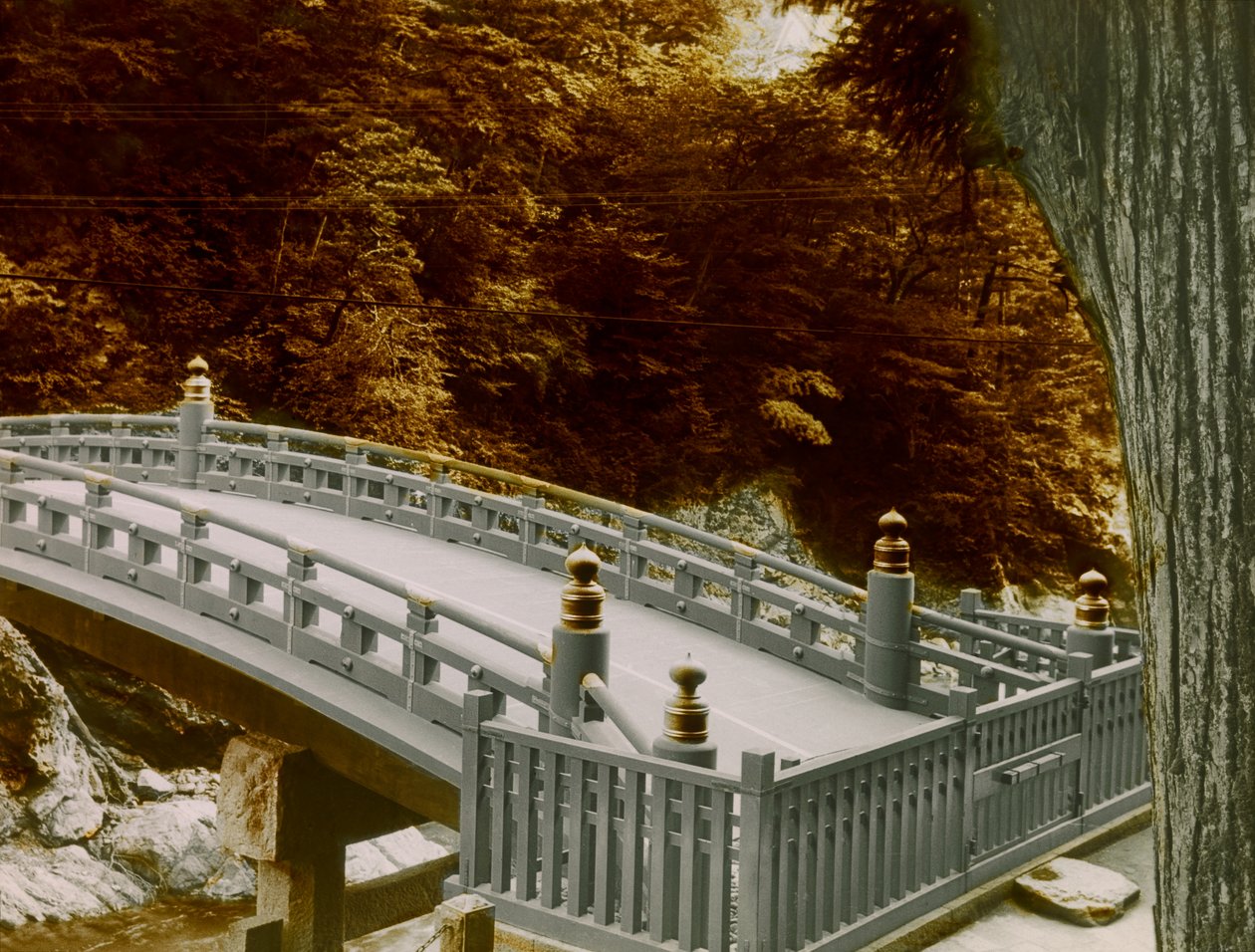 Šinkyo (posvátný most) ve městě Nikko, asi 1900-1915 (fotografie) od Teijiro Takagi
