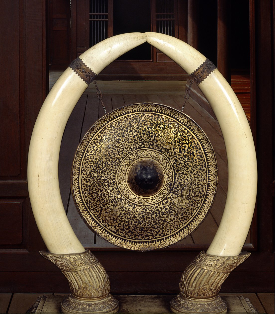 Gong zavěšený na sloních kloubech (kov a slonovina) od Thai School