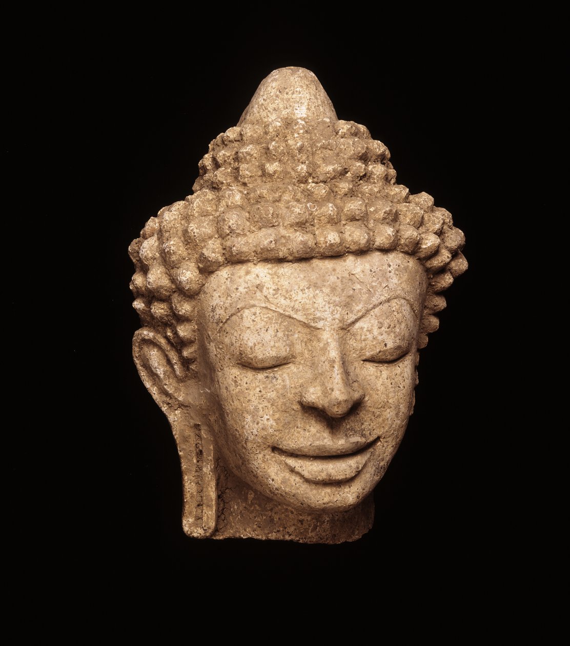 Buddhova hlava, z Chedi Chula Pathom, období Davaravati (štukatura) od Thai School