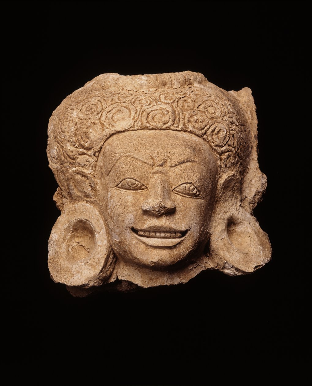Hlava démona, z Chedi Chula Pathom, období Davaravati (štukatura) od Thai School