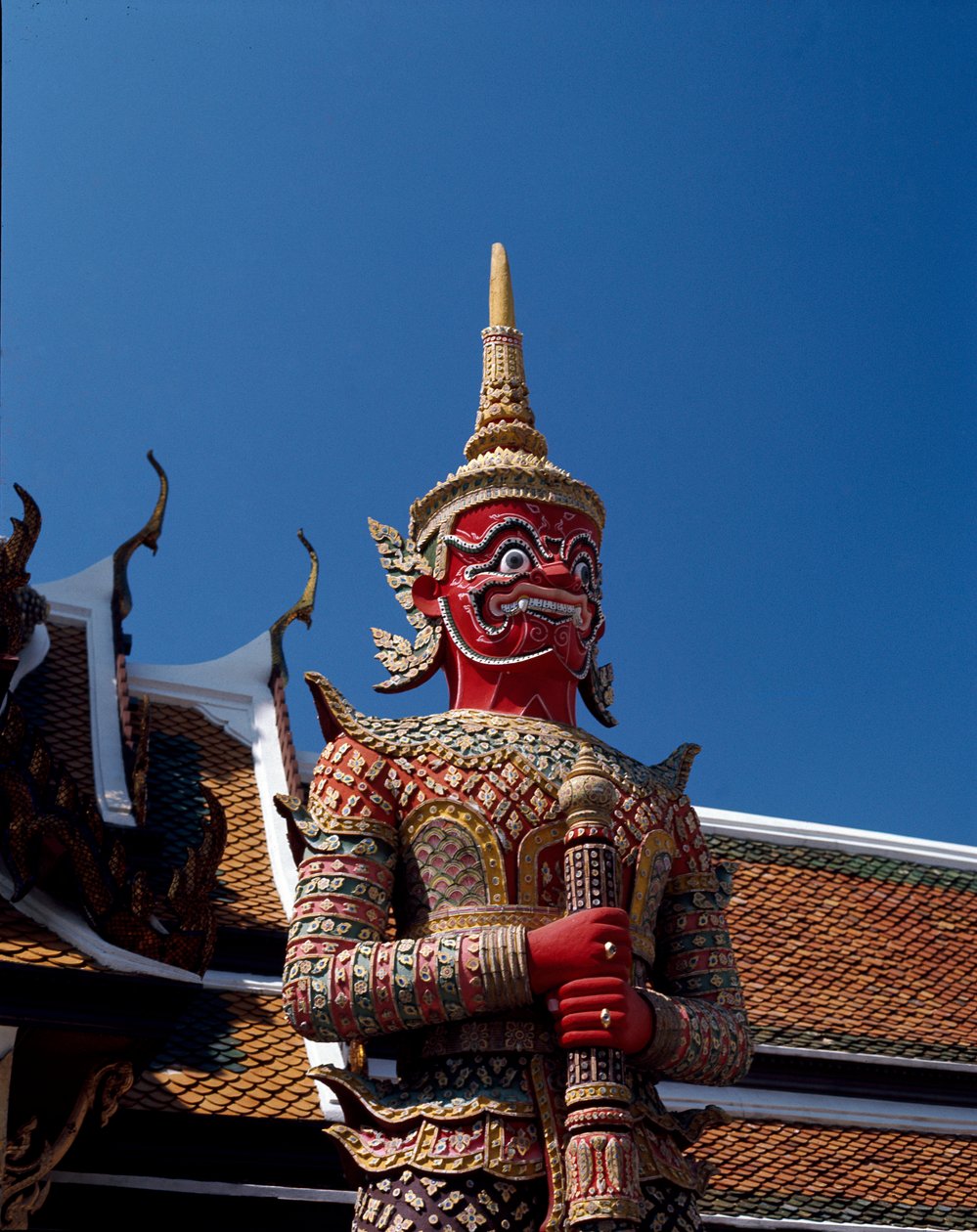 Detail ďábla držícího dveře od Thai School
