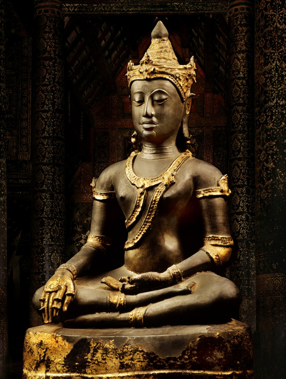 Buddha z Lanny ozdobený regáliemi od Thai School