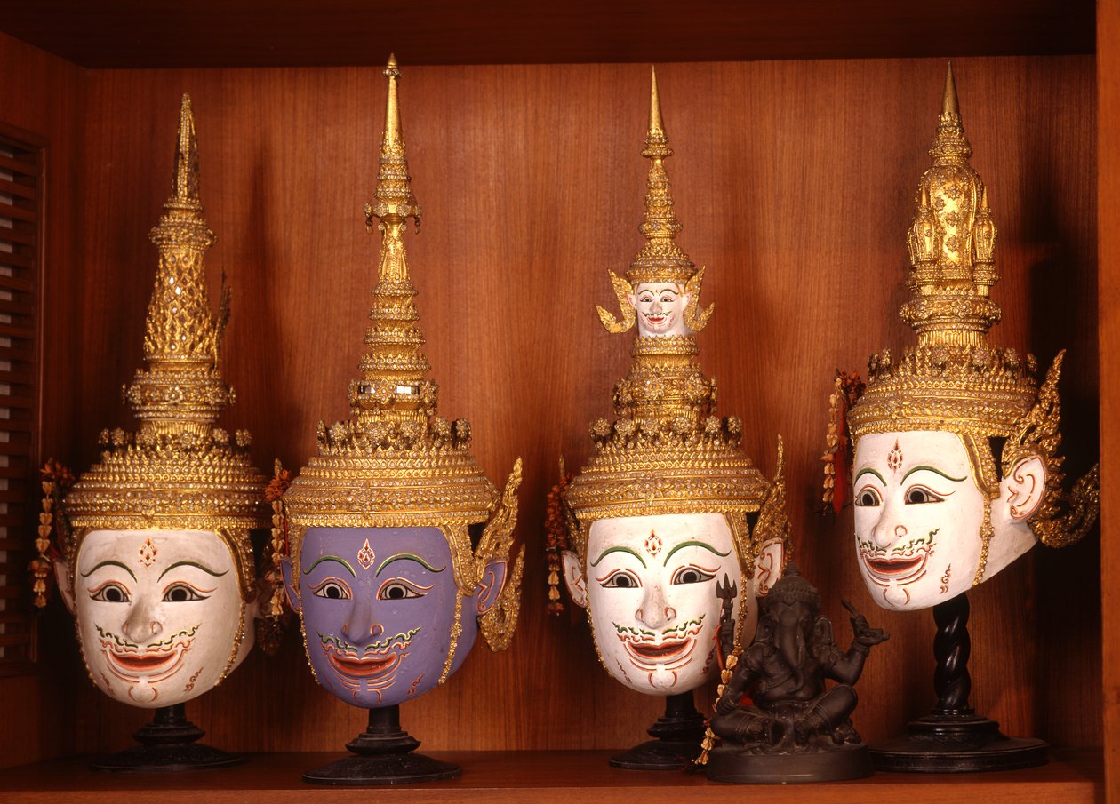 Masky pro divadlo Khon (keramické a kovové) od Thai School