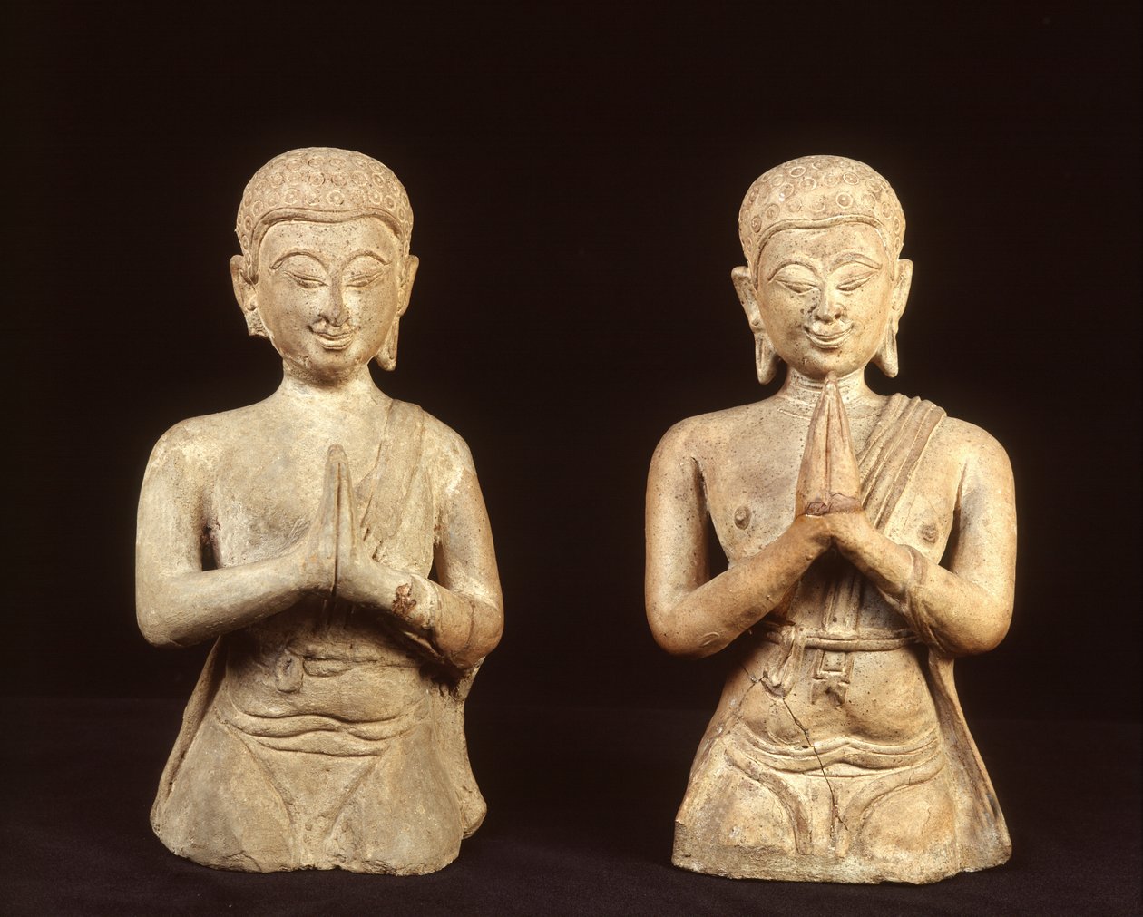 Modlící se terakotové figurky, období Sukhothai od Thai School