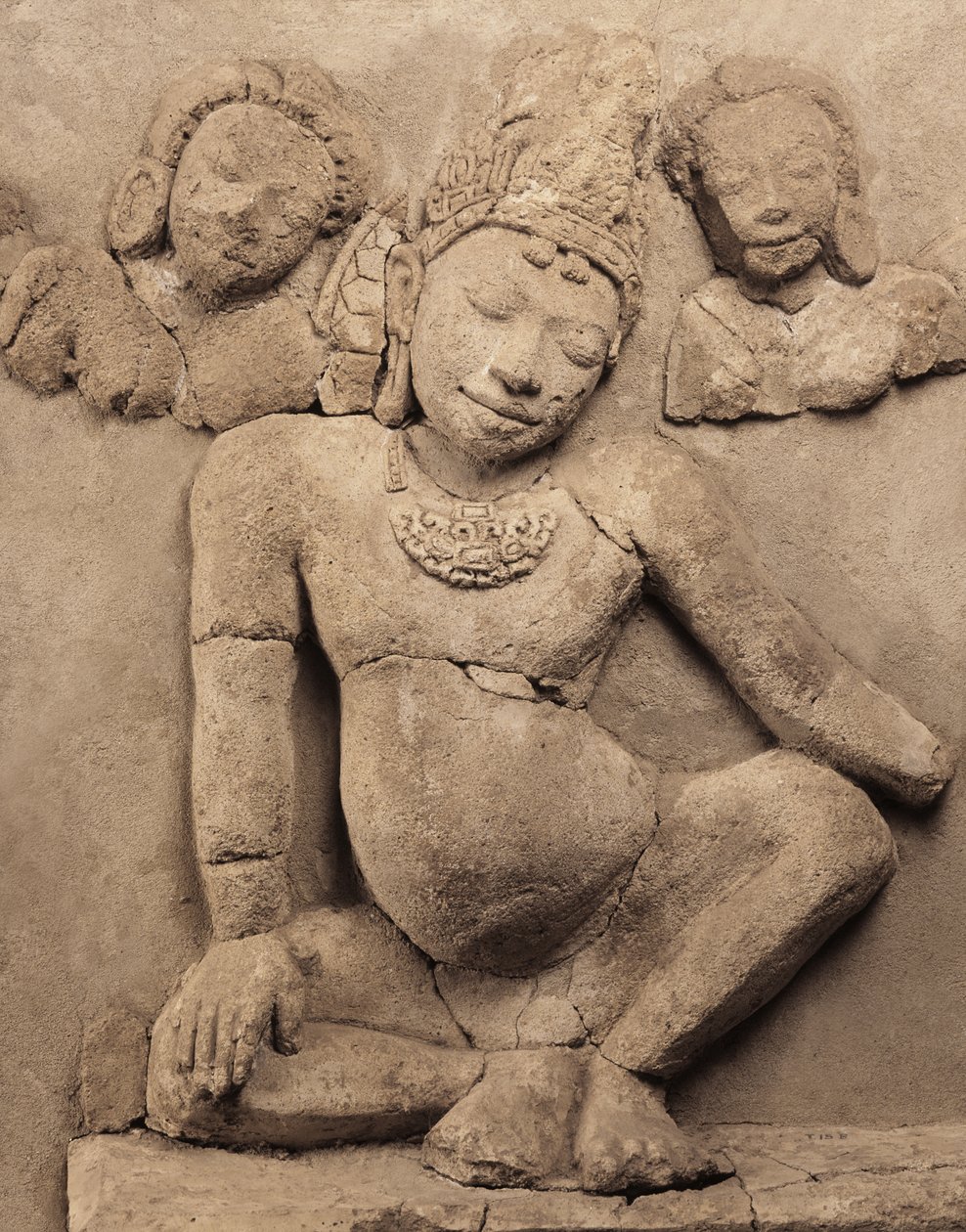Reliéf z Chedi Chula Pathom, škola Davaravati (štukatura) od Thai School