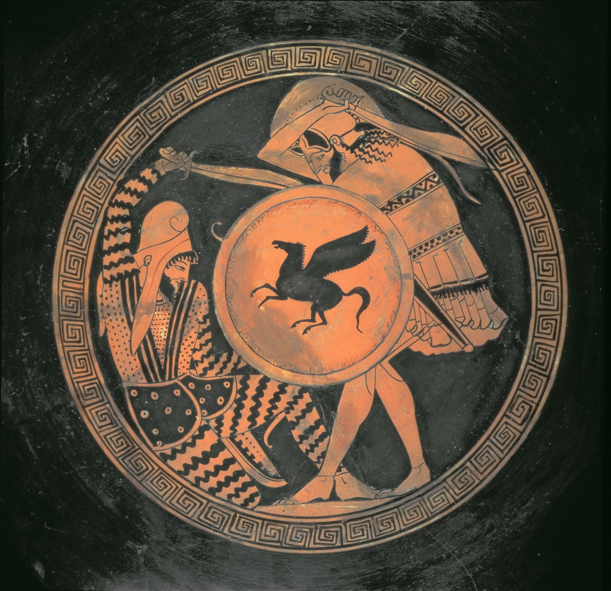 Červená postava Kylix, znázorňující bitevní scénu mezi hoplitem, nesoucím kulatý štít s motivem Pegasa a vousatou, ležící perskou, Attika, Řecko, 460 př. n. l. (hliněné nádobí) od The Triptolemos Painter The Triptolemos Painter