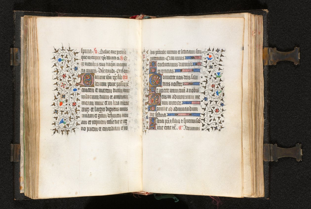 Kniha hodin Použití Paříže: Fol. 106r, vícenásobné iniciály se zdobeným okrajem, c. 1420. od The Bedford Master