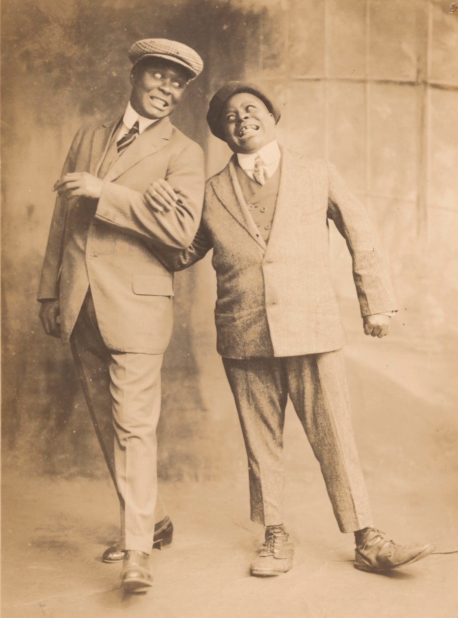 Fotografie dvou mužů spojujících ruce, 1910 - 1920. od The Bell Studio