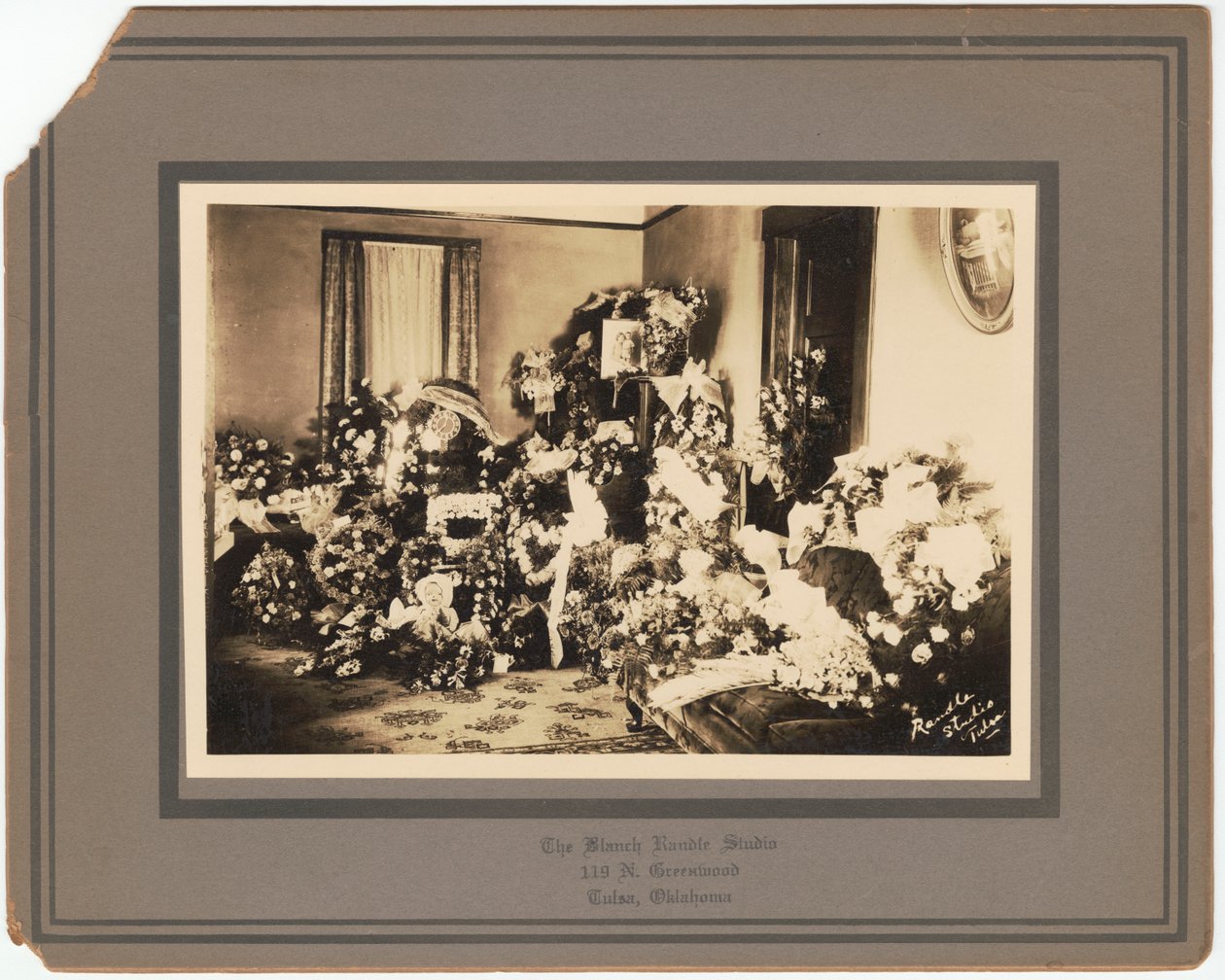 Fotografický tisk pohřebních květinových vazeb pro Samuela M. Jacksona Jr., září 1928. od The Blanch Randle Studio