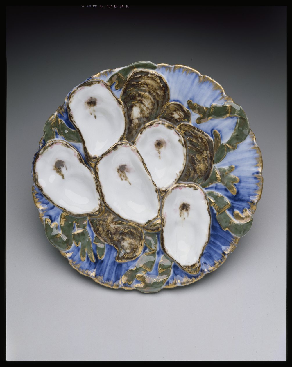 Talíř ústřice ze služby Bílého domu Rutherford B. Hayes, navržený v roce 1879 (porcelán a smalt) od Theodore Russell Davis
