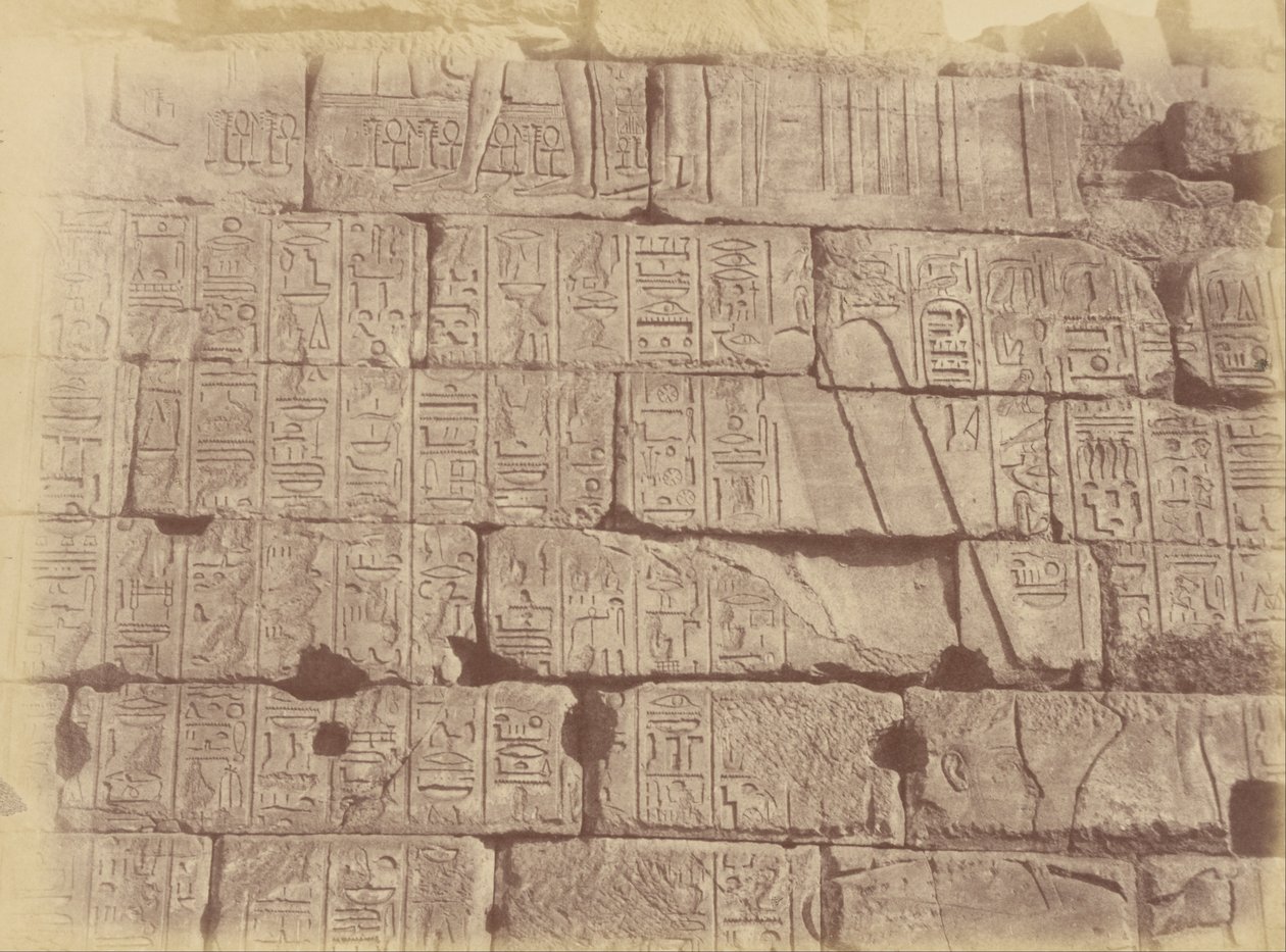 Detailní pohled na hieroglyfické nápisy a sochy (Seznam poražených národů), Karnak od Théodule Devéria