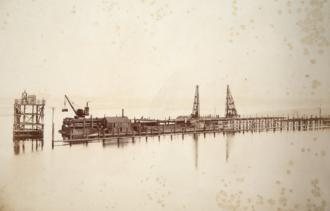 Hloubení pilot, výroba portálu, pohled přes řeku Mersey do Widnes (sépiová fotografie) od Thomas Birtles