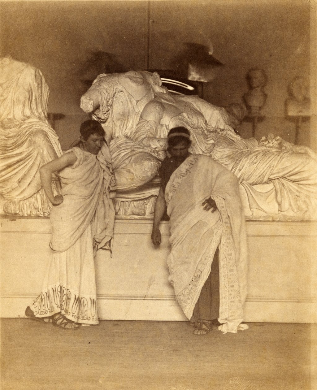 Dva studenti v řeckém kostýmu před sádrovým odlitkem tří osudů z Elgin Marbles, kolem 1882-3 (stříbrný tisk alba) od Thomas Eakins