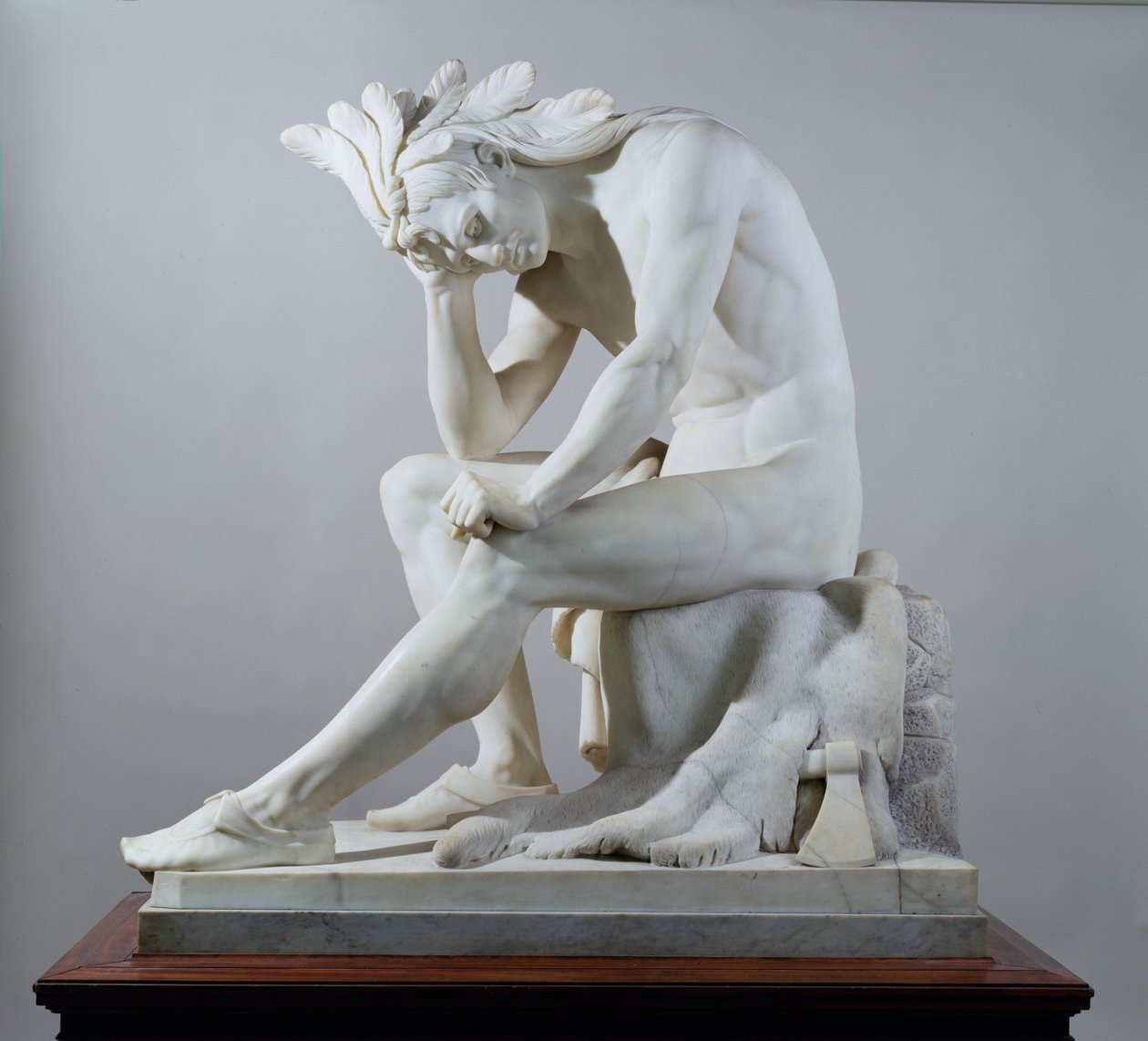 Indián: Umírající náčelník přemítající o pokroku civilizace, 1856 (mramor a dřevo) od Thomas Crawford