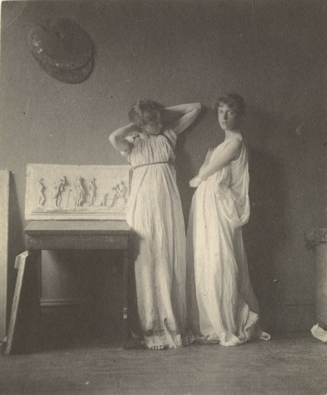 (Dvě ženské modely v klasickém kostýmu s Eakins Sculpture Arcadia). od Thomas Eakins