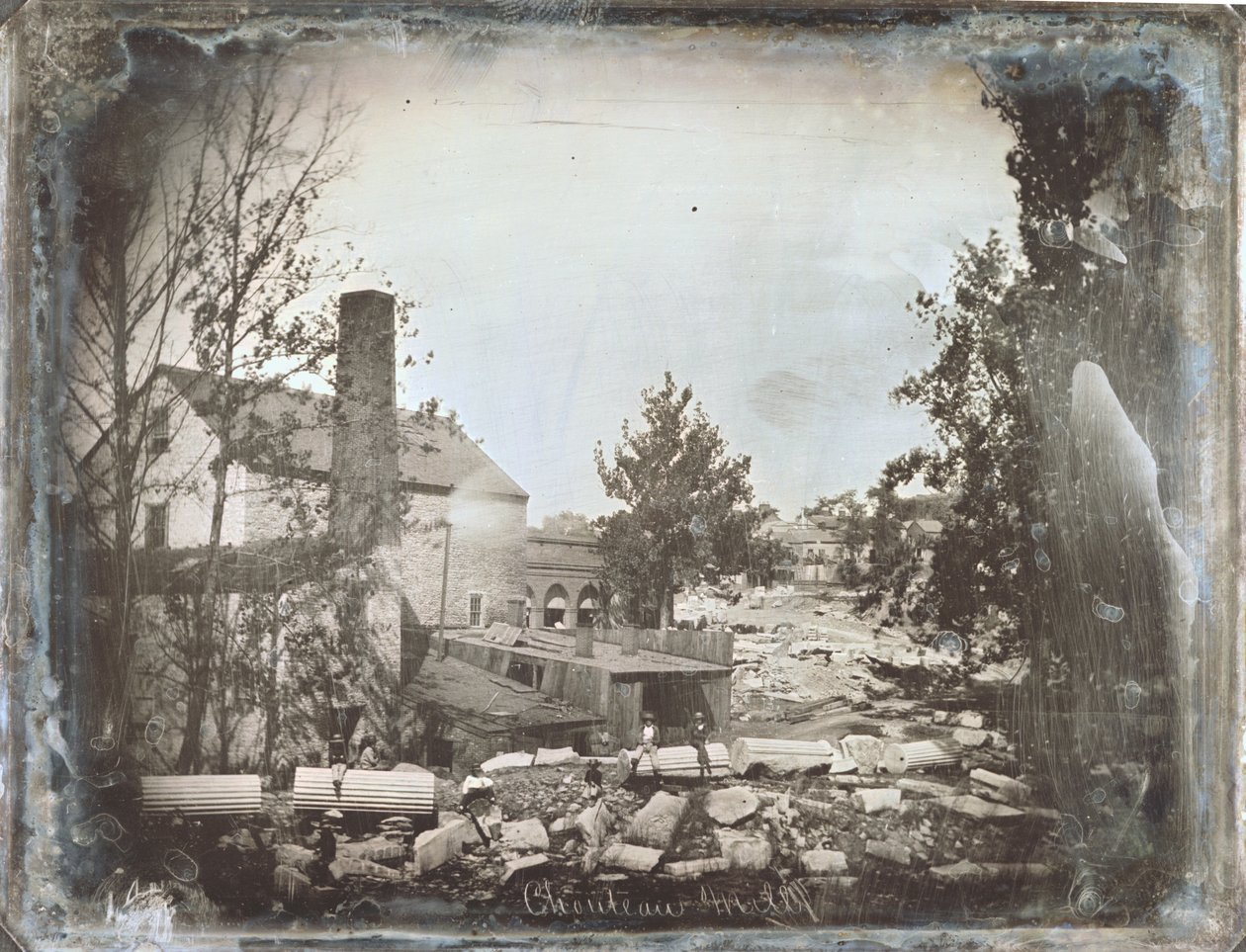 Muži sedící na skalách a něco, co se jeví jako architektonické sloupy od Thomas M. Easterly