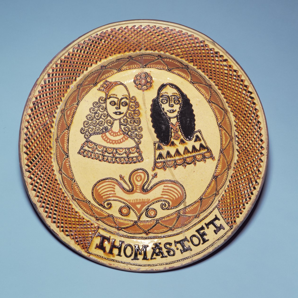 Staffordshire deska zobrazující krále Karla II. (1630-85) a královnu Kateřinu z Braganzy (1638-1705) (hliněné nádobí) od Thomas Toft