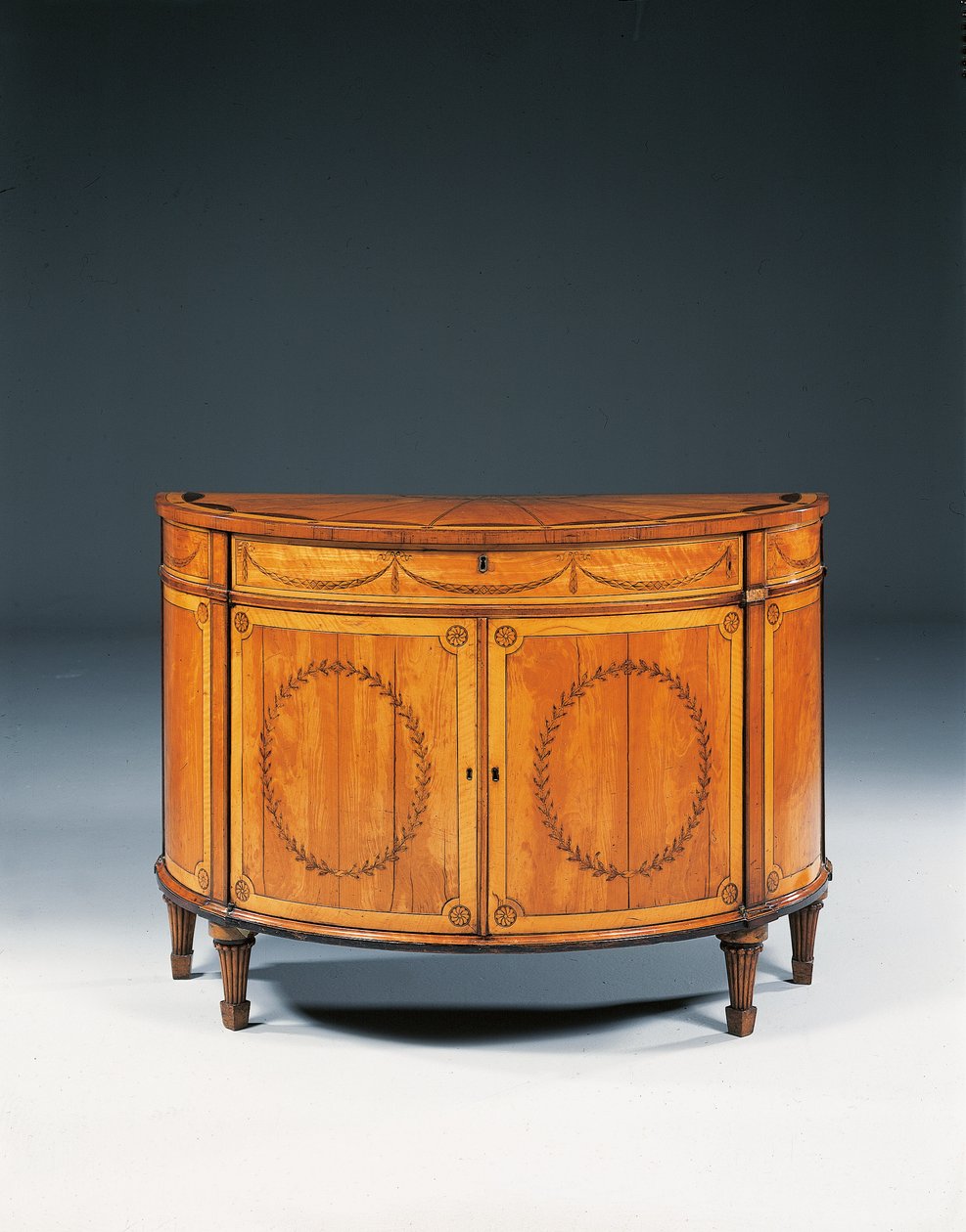 Intarzie demi-lune komoda George III, kolem 1760-79 (satén, amarant a tulipán) od Thomas (attr.to) Chippendale