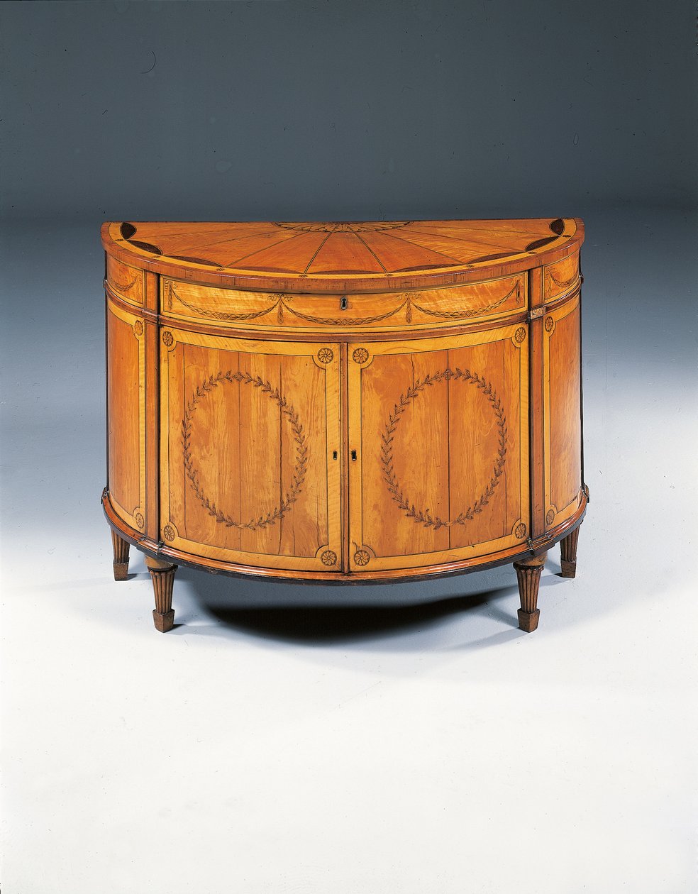 Intarzie demi-lune komoda George III, kolem 1760-79 (satén, amarant a tulipán) od Thomas (attr.to) Chippendale