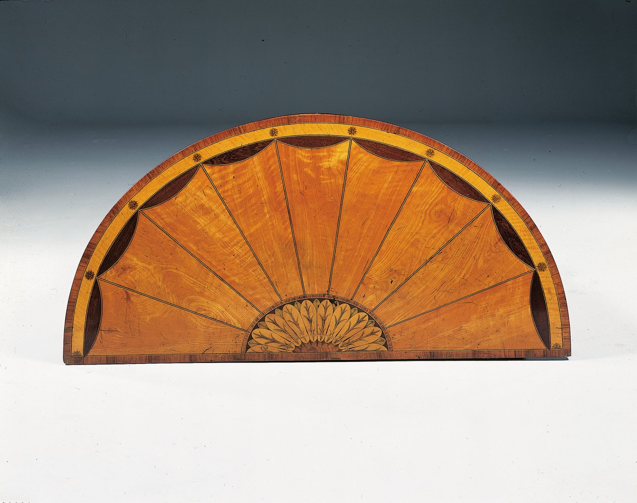 Intarzie demi-lune komoda George III, kolem 1760-79 (satén, amarant a tulipán) od Thomas (attr.to) Chippendale