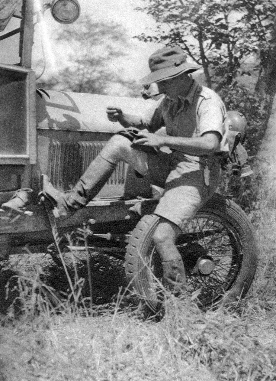 Chaplin Court Treatt, britský motoristický průkopník, opravující si boty Veldtschoen, c1924-c1926 1927 od Thomas A. Glover