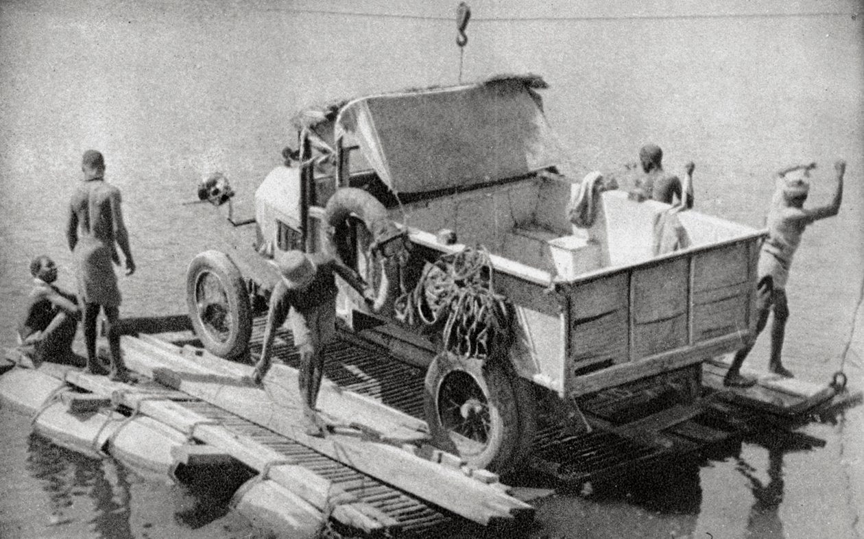 Překročení řeky Chambesi na rozbitém pontonu, Severní Rhodesie, 1925 1927 od Thomas A. Glover