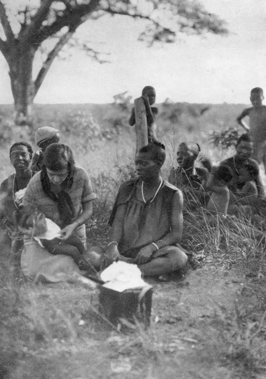 Stella Court Treatt pečuje o nemocné dítě, Bulawayo do Dett, Jižní Rhodesie, c1924-c1925 1927 od Thomas A. Glover