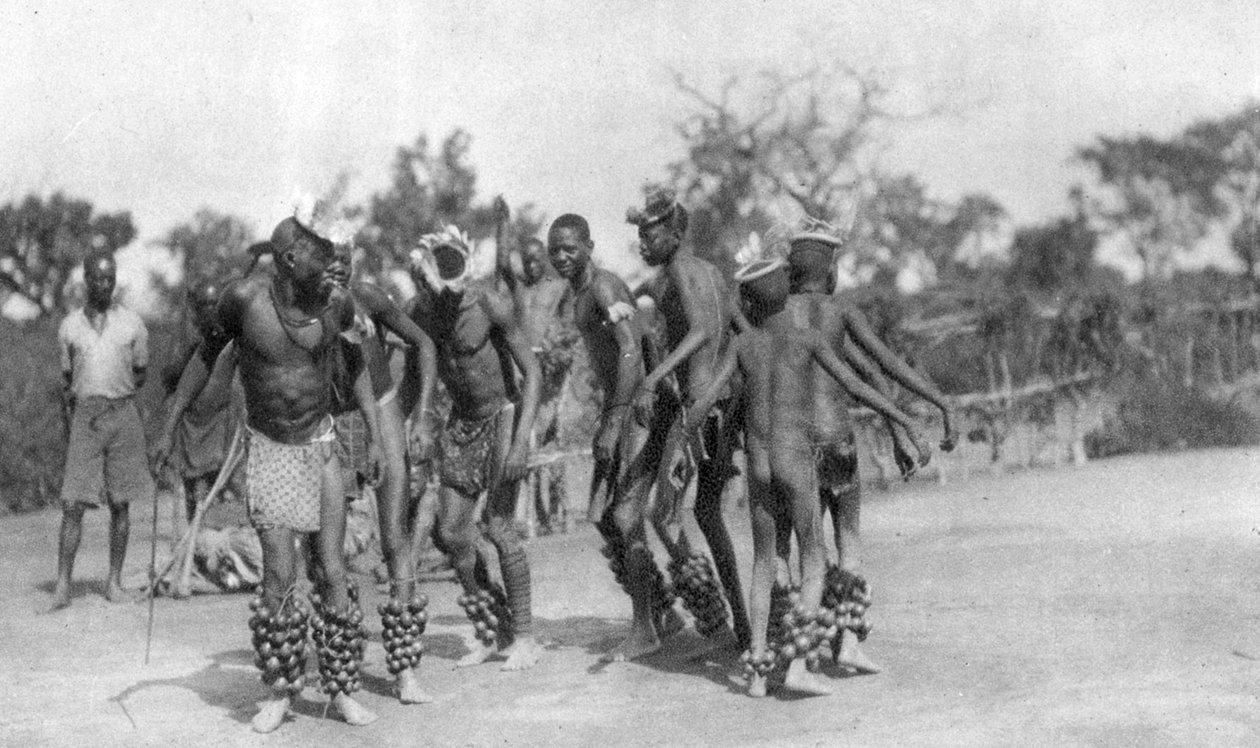 Ugandští tanečníci, Dodoma až Mongalla, Uganda, 1925 1927 od Thomas A. Glover