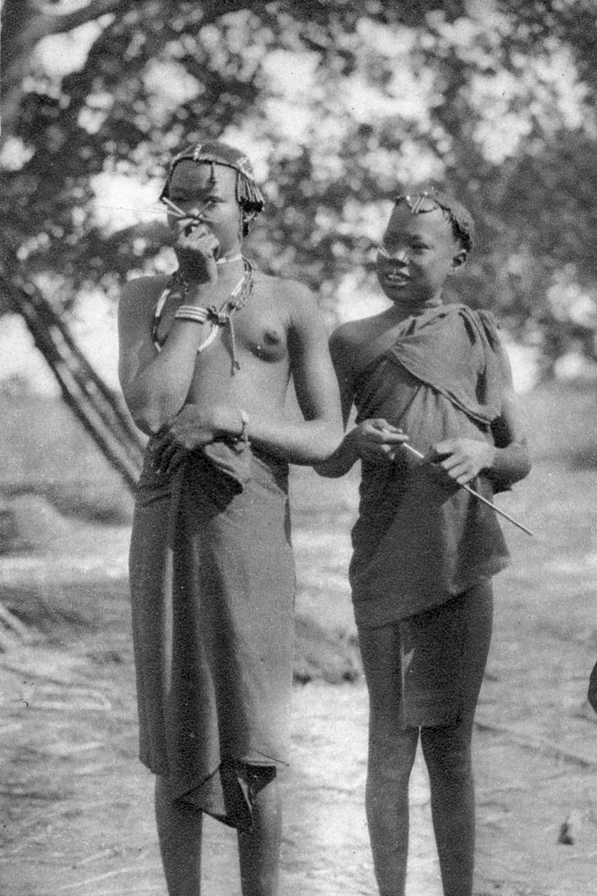 Mladé dívky s tyčemi v nose a rtech, Terrakekka do Aweil, Súdán, 1925 1927 od Thomas A. Glover