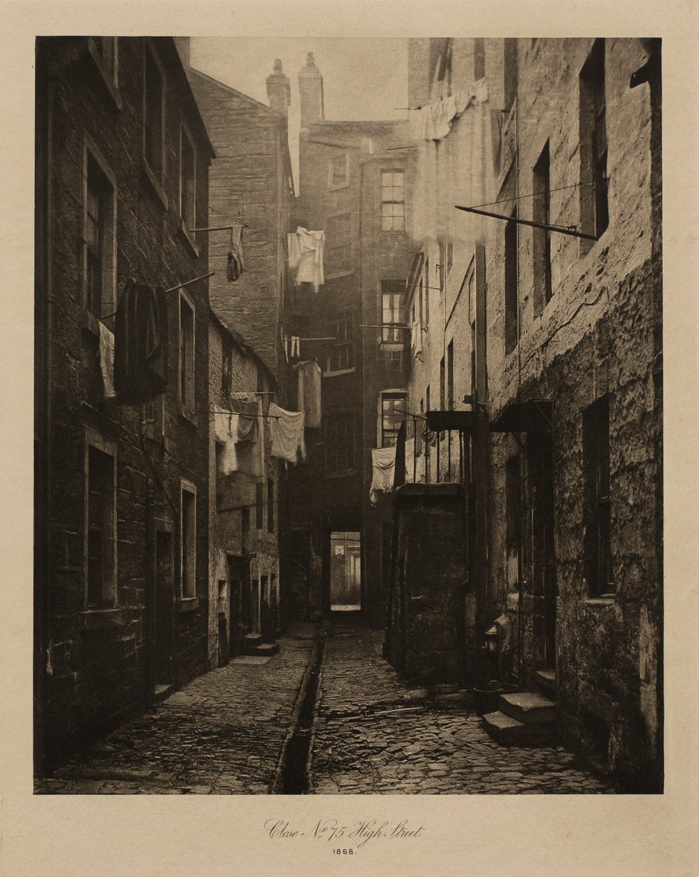 Dvůr, High Street č. 75 (Glasgow) od Thomas Annan