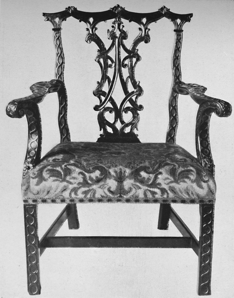 Čínské loketní křeslo Chippendale se sedákem v současné výšivce, polovina 18. století, 1928 od Thomas Chippendale