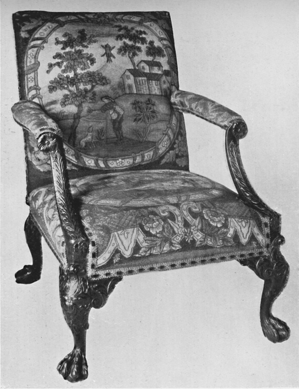 Mahagonové křeslo Chippendale s vyšívaným čalouněním, polovina 18. století, 1928 od Thomas Chippendale