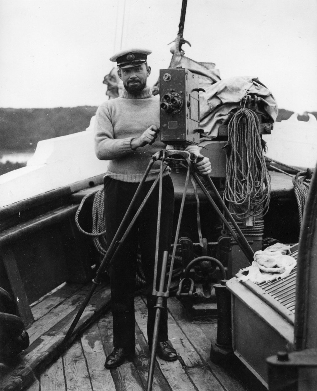 G. H. Wilkins po návratu z výpravy v knize The Quest with Sir Ernest Shackleton, Plymouth, 16. září 1922. od Thomas E. and Horace Grant Grant