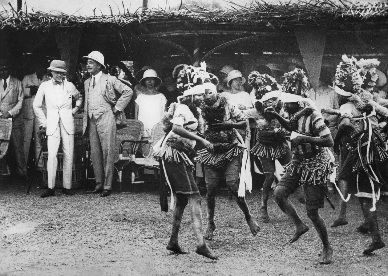 Dívky z kmene Bundu tančící před princem, Freetown, Sierra Leone, 1925 od Thomas E. and Horace Grant Grant