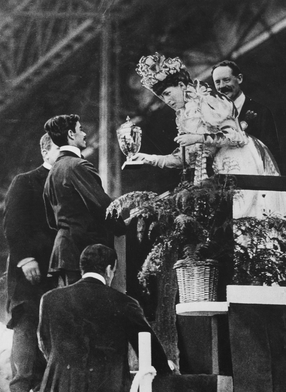 Královna Alexandra předává Dorandovi speciální pohár na památku jeho velkého úsilí vyhrát olympijský maraton v červenci 1908 od Thomas E. and Horace Grant Grant