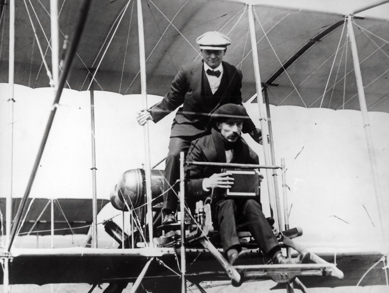 Thomas E. Grant s panem Lewisem Turnerem v létajícím stroji k fotografování zatmění, 1912 od Thomas E. and Horace Grant Grant