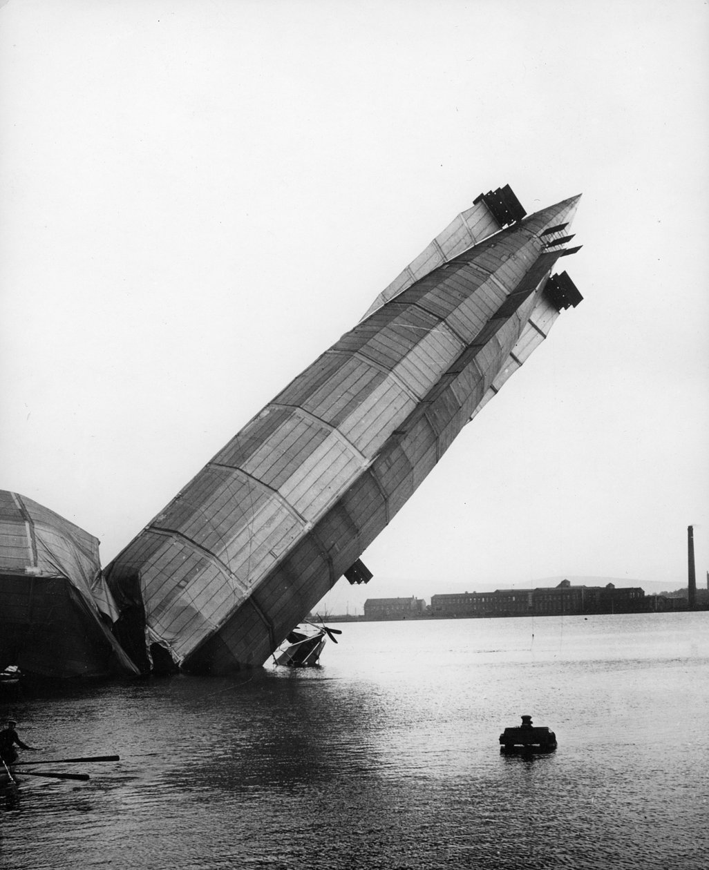 Vrak největší britské vzducholodě, The Mayfly, v Barrow, 1911 od Thomas E. and Horace Grant Grant